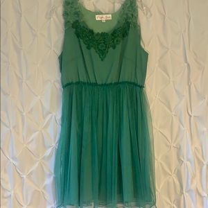 Adorable green dress with lace detail and flow